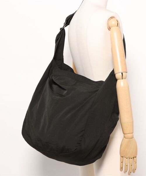UNIVERSAL OVERALL(ユニバーサルオーバーオール)の「UNIVERSAL OVERALL / Wrinkle nylon news paper bag / UVO-194(ショルダーバッグ・レディース・ブラック/グレー/チャコールグレー/ホワイト系その他/オリーブ・ONESIZE)」の9枚目の写真