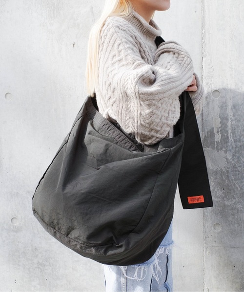 UNIVERSAL OVERALL(ユニバーサルオーバーオール)の「UNIVERSAL OVERALL / Wrinkle nylon news paper bag / UVO-194(ショルダーバッグ・レディース・ブラック/グレー/チャコールグレー/ホワイト系その他/オリーブ・ONESIZE)」の4枚目の写真