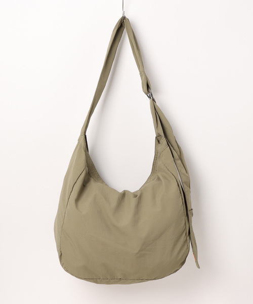 UNIVERSAL OVERALL(ユニバーサルオーバーオール)の「UNIVERSAL OVERALL / Wrinkle nylon news paper bag / UVO-194(ショルダーバッグ・レディース・ブラック/グレー/チャコールグレー/ホワイト系その他/オリーブ・ONESIZE)」の22枚目の写真