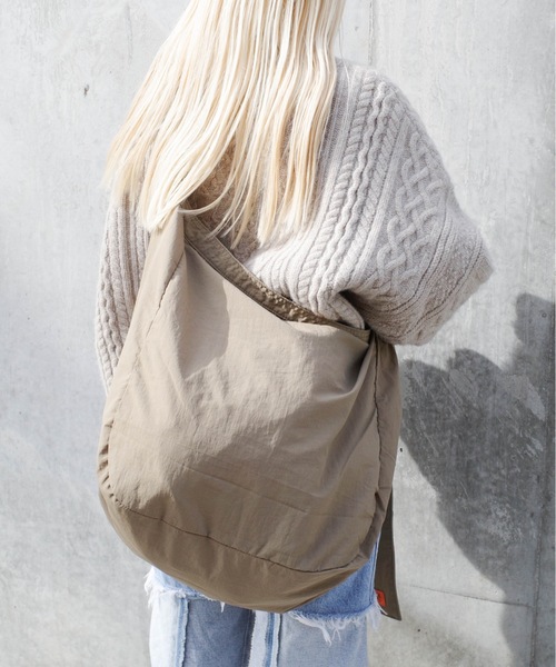 UNIVERSAL OVERALL(ユニバーサルオーバーオール)の「UNIVERSAL OVERALL / Wrinkle nylon news paper bag / UVO-194(ショルダーバッグ・レディース・ブラック/グレー/チャコールグレー/ホワイト系その他/オリーブ・ONESIZE)」の14枚目の写真