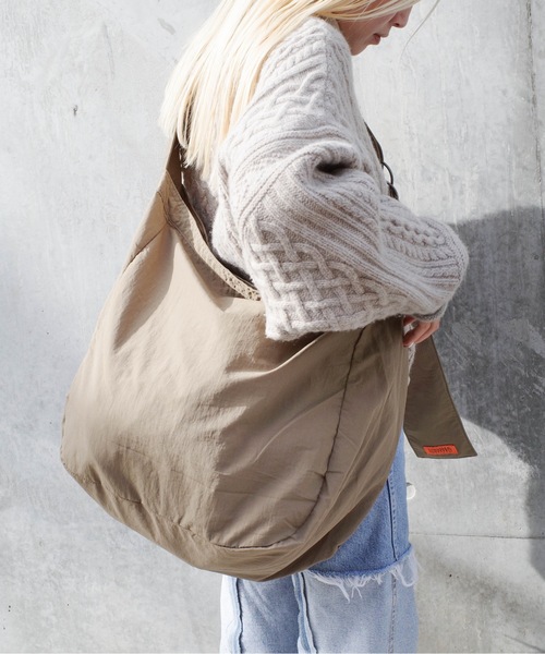 UNIVERSAL OVERALL(ユニバーサルオーバーオール)の「UNIVERSAL OVERALL / Wrinkle nylon news paper bag / UVO-194(ショルダーバッグ・レディース・ブラック/グレー/チャコールグレー/ホワイト系その他/オリーブ・ONESIZE)」の15枚目の写真