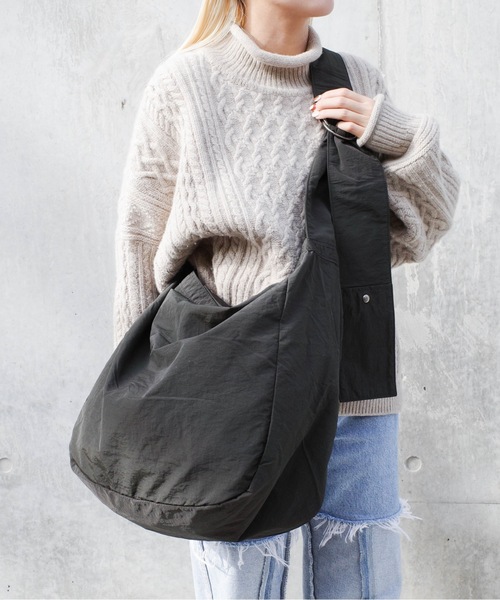 UNIVERSAL OVERALL(ユニバーサルオーバーオール)の「UNIVERSAL OVERALL / Wrinkle nylon news paper bag / UVO-194(ショルダーバッグ・レディース・ブラック/グレー/チャコールグレー/ホワイト系その他/オリーブ・ONESIZE)」の16枚目の写真