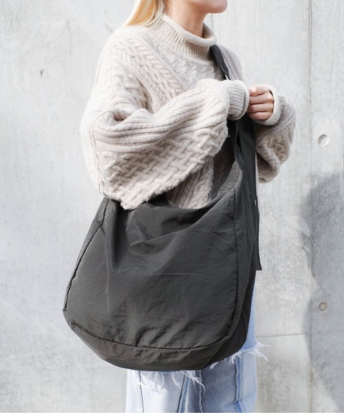 UNIVERSAL OVERALL(ユニバーサルオーバーオール)の「UNIVERSAL OVERALL / Wrinkle nylon news paper bag / UVO-194(ショルダーバッグ・レディース・ブラック/グレー/チャコールグレー/ホワイト系その他/オリーブ・ONESIZE)」の17枚目の写真