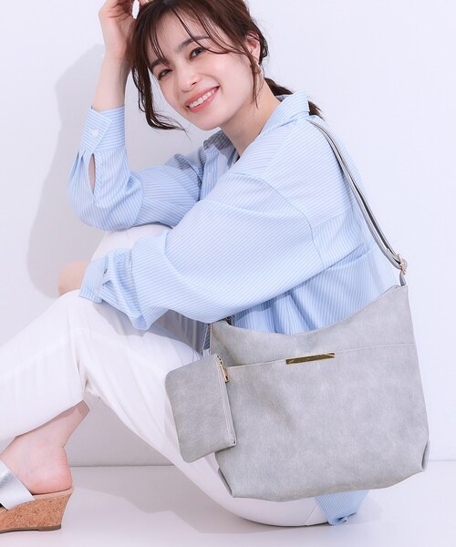 SHOO・LA・RUE（シューラルー）の「【ポーチ付き】使い勝手の良い Wフェイスショルダーバッグ（ショルダーバッグ・レディース・ブルー系その他/イエロー/ベビーピンク/ブラック/ライトベージュ/グレー/サックスブルー/オフホワイト・00）」の15枚目の写真