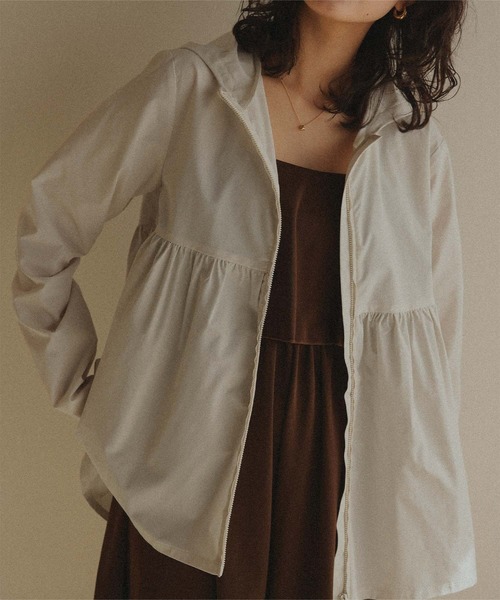 titivate（ティティベイト）の「ヘムラインギャザーデザインパーカー/ラッシュガード（ラッシュガード・レディース・オフホワイト/ダークベージュ/ブラック・L/M）」の2枚目の写真