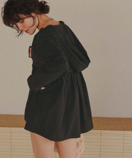 titivate（ティティベイト）の「ヘムラインギャザーデザインパーカー/ラッシュガード（ラッシュガード・レディース・オフホワイト/ダークベージュ/ブラック・L/M）」の16枚目の写真