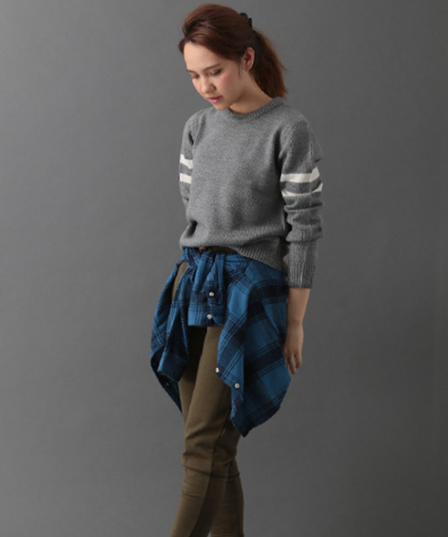 SEVENDAYS=SUNDAY（セブンデイズサンデイ）の「両袖ライン入ニット　プルオーバー（ニット/セーター・レディース・グレー/カーキ/オートミール/ネイビー・MEDIUM/LARGE）」の2枚目の写真