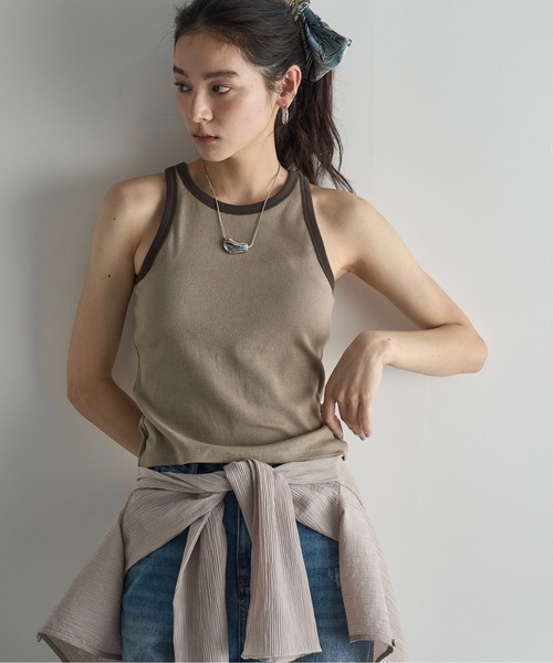 THE YOn（ザヨン）の「カップ付きバイカラーアメスリタンク（タンクトップ・レディース・アッシュブラウン/アイボリー/グレイッシュベージュ/サックスブルー・FREE）」の3枚目の写真