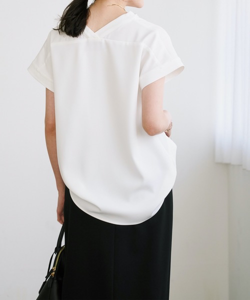 Emma Taylor(エマテイラー)の「パール釦Vネックステッチワークブラウス(シャツ/ブラウス・レディース・ブラック/ネイビー/ホワイト/ライトベージュ・FREE)」の5枚目の写真