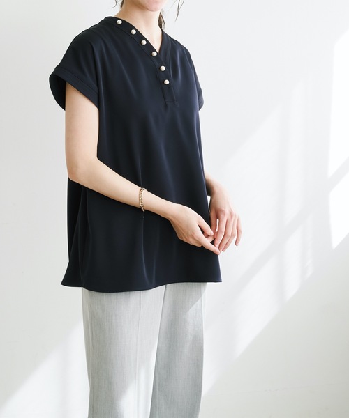 Emma Taylor(エマテイラー)の「パール釦Vネックステッチワークブラウス(シャツ/ブラウス・レディース・ブラック/ネイビー/ホワイト/ライトベージュ・FREE)」の12枚目の写真