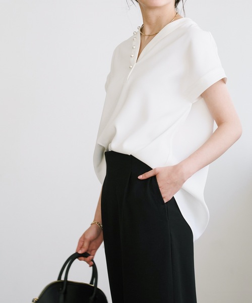 Emma Taylor(エマテイラー)の「パール釦Vネックステッチワークブラウス(シャツ/ブラウス・レディース・ブラック/ネイビー/ホワイト/ライトベージュ・FREE)」の16枚目の写真