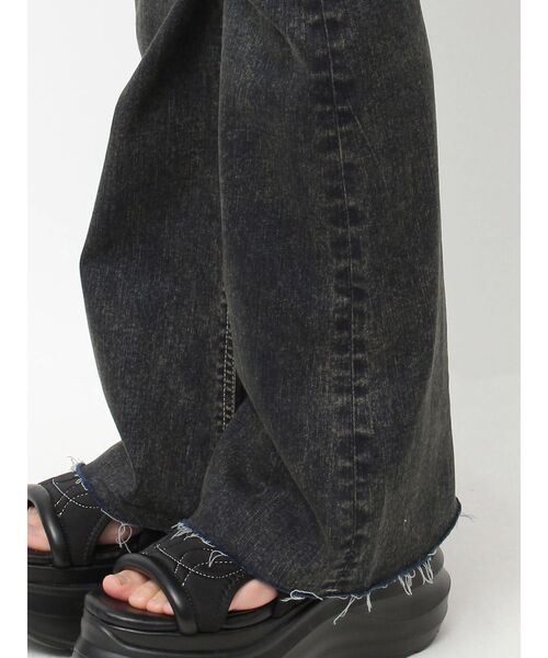 EMODA（エモダ）の「サイドオープンハイウエストフレアパギンス（デニムパンツ・レディース・ブラック/ライトブルー/インディゴブルー・X-SMALL/SMALL/MEDIUM）」の11枚目の写真