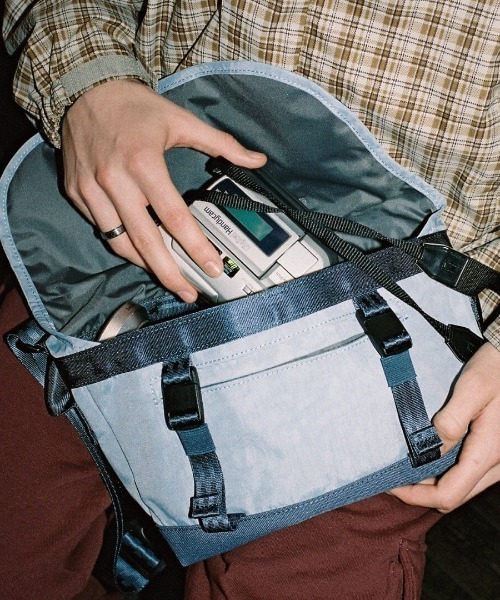 CHROME（クローム）の「CHROME/クローム ショルダーバック COURIER FLAP MSNGR クーリエ フラップ メッセンジャー 6L JP242BKCK/JP242ICSH/JP242SG（ショルダーバッグ・メンズ・ブラック/グレイッシュブルー/ライトグレー・FREE）」の7枚目の写真