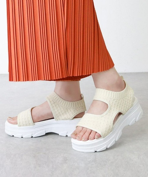 SEU(エスイーユー)の「ウィメンズサンダル ベーシック ボリューム ニット 厚底 スポーツサンダル<22.5-24cm 展開>(サンダル・レディース・ベージュ/ブラック・22.5/23/23.5/24)」の2枚目の写真