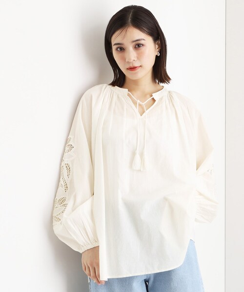 THE SHOP TK (ザ ショップ ティーケー )の「袖刺繍コットンブラウス【洗える】(シャツ/ブラウス・レディース・ブラック/カーキ/アイボリー・99)」の2枚目の写真