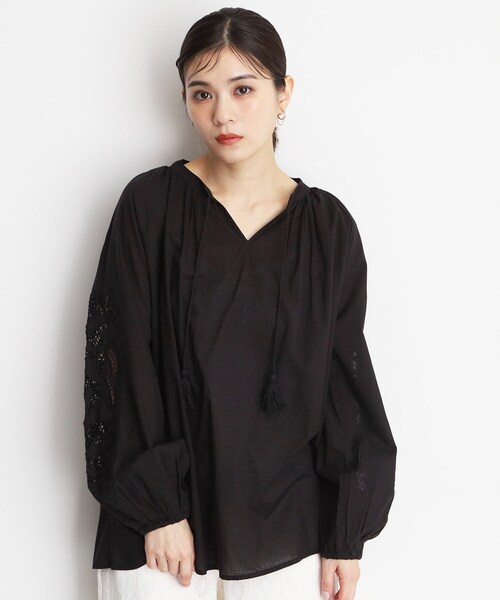 THE SHOP TK (ザ ショップ ティーケー )の「袖刺繍コットンブラウス【洗える】(シャツ/ブラウス・レディース・ブラック/カーキ/アイボリー・99)」の1枚目の写真