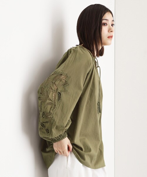 THE SHOP TK (ザ ショップ ティーケー )の「袖刺繍コットンブラウス【洗える】(シャツ/ブラウス・レディース・ブラック/カーキ/アイボリー・99)」の12枚目の写真