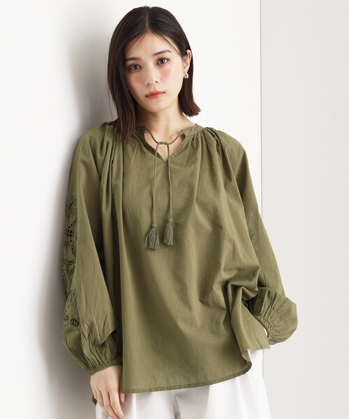 THE SHOP TK (ザ ショップ ティーケー )の「袖刺繍コットンブラウス【洗える】(シャツ/ブラウス・レディース・ブラック/カーキ/アイボリー・99)」の3枚目の写真