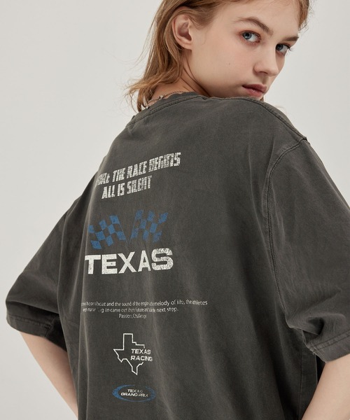 EMMA CLOTHES(エマクローズ)の「ヴィンテージ加工 ピグメント エンボスグラフィックTシャツ(Tシャツ/カットソー・メンズ・ブラック/ブラック系/ブラック系1/グレー・M/L)」の3枚目の写真