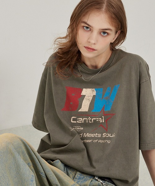 EMMA CLOTHES(エマクローズ)の「ヴィンテージ加工 ピグメント エンボスグラフィックTシャツ(Tシャツ/カットソー・メンズ・ブラック/ブラック系/ブラック系1/グレー・M/L)」の4枚目の写真