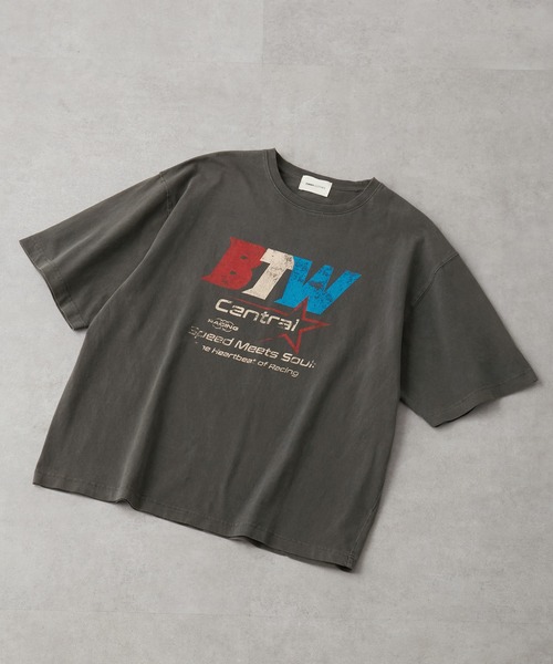 EMMA CLOTHES(エマクローズ)の「ヴィンテージ加工 ピグメント エンボスグラフィックTシャツ(Tシャツ/カットソー・メンズ・ブラック/ブラック系/ブラック系1/グレー・M/L)」の5枚目の写真