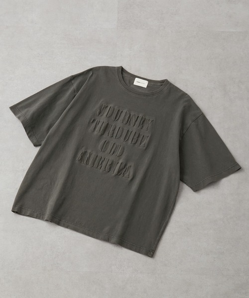 EMMA CLOTHES(エマクローズ)の「ヴィンテージ加工 ピグメント エンボスグラフィックTシャツ(Tシャツ/カットソー・メンズ・ブラック/ブラック系/ブラック系1/グレー・M/L)」の6枚目の写真