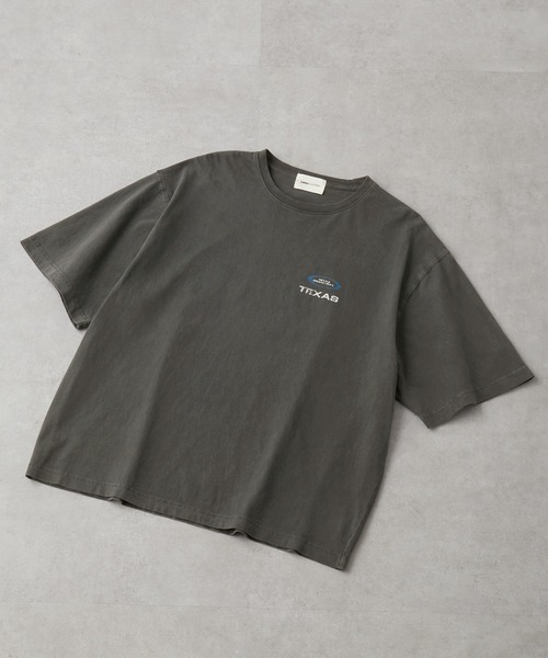 EMMA CLOTHES(エマクローズ)の「ヴィンテージ加工 ピグメント エンボスグラフィックTシャツ(Tシャツ/カットソー・メンズ・ブラック/ブラック系/ブラック系1/グレー・M/L)」の7枚目の写真