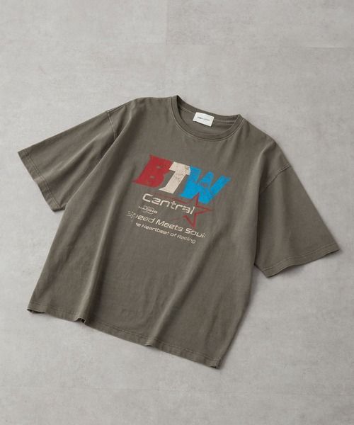 EMMA CLOTHES(エマクローズ)の「ヴィンテージ加工 ピグメント エンボスグラフィックTシャツ(Tシャツ/カットソー・メンズ・ブラック/ブラック系/ブラック系1/グレー・M/L)」の9枚目の写真