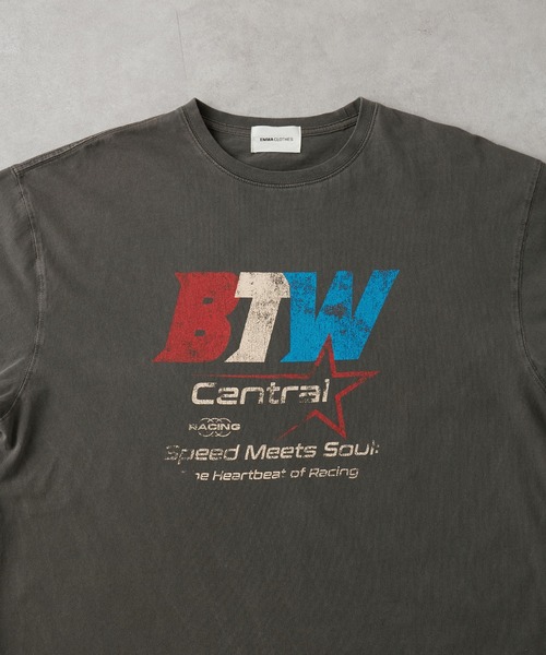 EMMA CLOTHES(エマクローズ)の「ヴィンテージ加工 ピグメント エンボスグラフィックTシャツ(Tシャツ/カットソー・メンズ・ブラック/ブラック系/ブラック系1/グレー・M/L)」の10枚目の写真