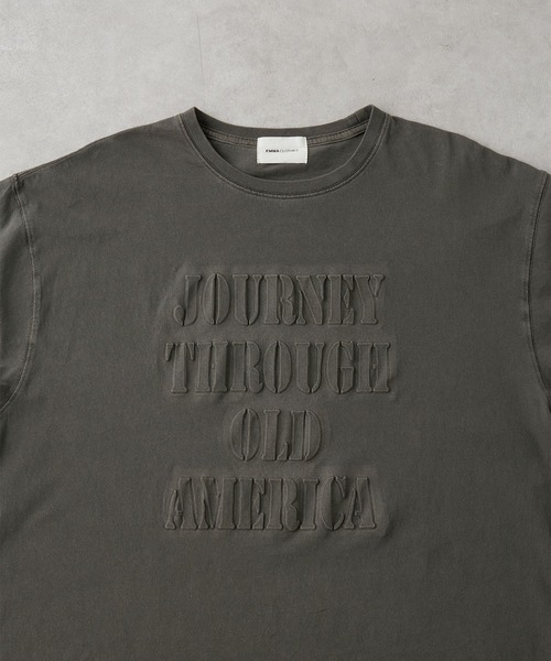 EMMA CLOTHES(エマクローズ)の「ヴィンテージ加工 ピグメント エンボスグラフィックTシャツ(Tシャツ/カットソー・メンズ・ブラック/ブラック系/ブラック系1/グレー・M/L)」の11枚目の写真