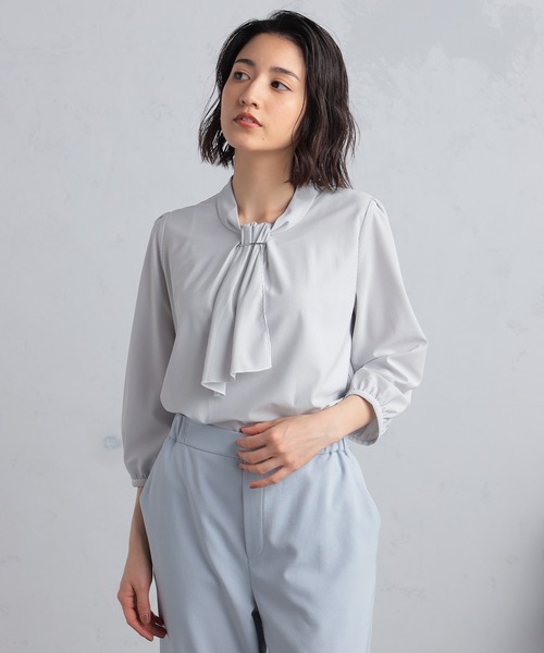 GALLORIA（ギャローリア）の「【キレメクシリーズ】さらっと快適・着心地楽々　ボウタイブラウス（シャツ/ブラウス・レディース・ホワイト×ネイビー/ライトブルー/ホワイト・S/M/L/LL）」の2枚目の写真