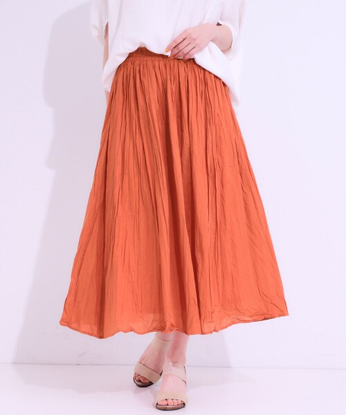 SHOO・LA・RUE（シューラルー）の「ナチュラルなシワ加工が大人見え エアリーロングスカート（スカート・レディース・ネイビー/オレンジ/ライトベージュ/グリーン・00）」の4枚目の写真