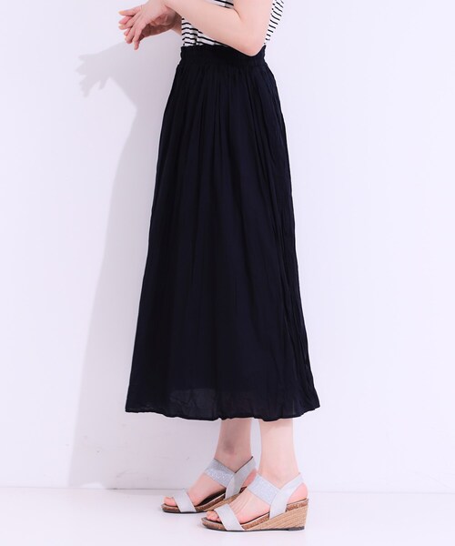 SHOO・LA・RUE（シューラルー）の「ナチュラルなシワ加工が大人見え エアリーロングスカート（スカート・レディース・ネイビー/オレンジ/ライトベージュ/グリーン・00）」の15枚目の写真