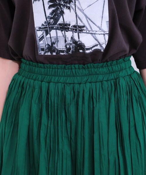 SHOO・LA・RUE（シューラルー）の「ナチュラルなシワ加工が大人見え エアリーロングスカート（スカート・レディース・ネイビー/オレンジ/ライトベージュ/グリーン・00）」の5枚目の写真