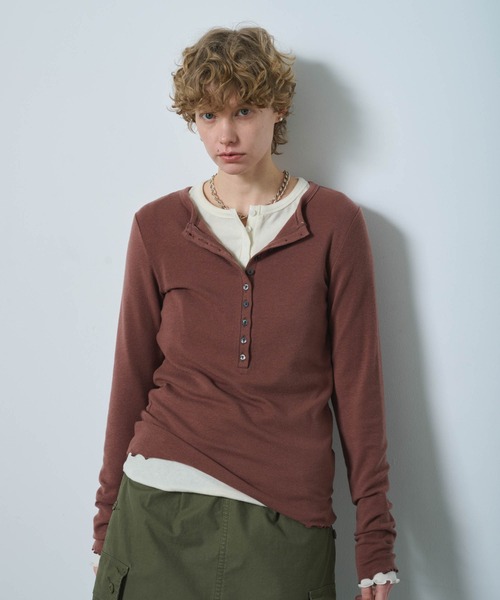 kha:ki(カーキ)の「「KHA:KI / カーキ」W/TEN HENLY NECK TOP(Tシャツ/カットソー・レディース・オフホワイト/ブラック/ブラウン/サンドベージュ・1)」の2枚目の写真