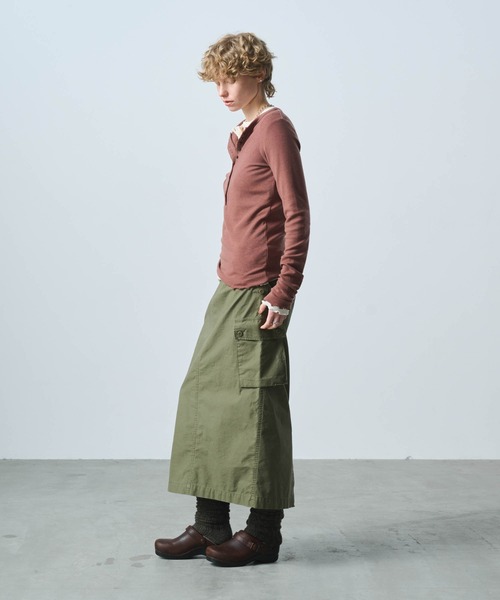 kha:ki(カーキ)の「「KHA:KI / カーキ」W/TEN HENLY NECK TOP(Tシャツ/カットソー・レディース・オフホワイト/ブラック/ブラウン/サンドベージュ・1)」の7枚目の写真