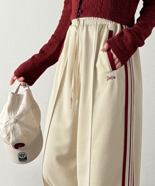 Java（ジャバ）の「《JaVaジャバコラボ》カップルコーデにも◎ラインで魅せる軽快スタイル。サイドラインロゴ刺繍トラックパンツ（ウエストゴム）（その他パンツ・メンズ・ネイビー/ブラック/アイボリー・LARGE/MEDIUM/X-LARGE）」の2枚目の写真