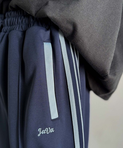 Java（ジャバ）の「《JaVaジャバコラボ》カップルコーデにも◎ラインで魅せる軽快スタイル。サイドラインロゴ刺繍トラックパンツ（ウエストゴム）（その他パンツ・メンズ・ネイビー/ブラック/アイボリー・LARGE/MEDIUM/X-LARGE）」の16枚目の写真