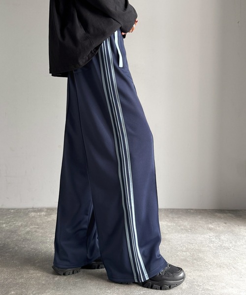 Java（ジャバ）の「《JaVaジャバコラボ》カップルコーデにも◎ラインで魅せる軽快スタイル。サイドラインロゴ刺繍トラックパンツ（ウエストゴム）（その他パンツ・メンズ・ネイビー/ブラック/アイボリー・LARGE/MEDIUM/X-LARGE）」の15枚目の写真