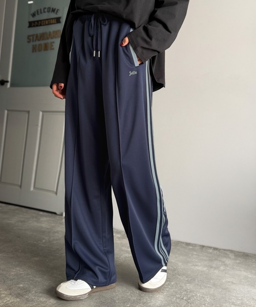 Java（ジャバ）の「《JaVaジャバコラボ》カップルコーデにも◎ラインで魅せる軽快スタイル。サイドラインロゴ刺繍トラックパンツ（ウエストゴム）（その他パンツ・メンズ・ネイビー/ブラック/アイボリー・LARGE/MEDIUM/X-LARGE）」の13枚目の写真
