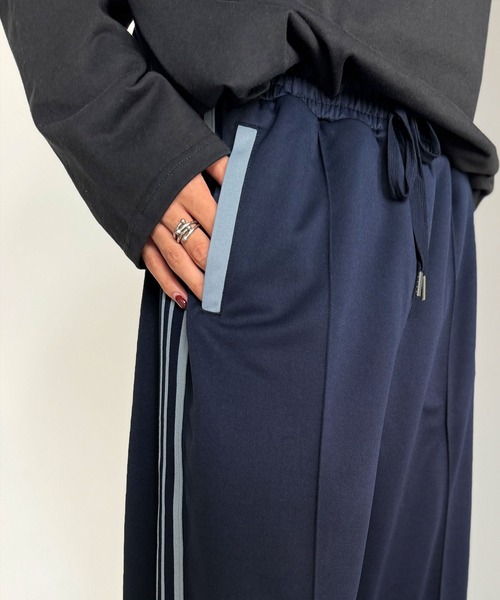 Java（ジャバ）の「《JaVaジャバコラボ》カップルコーデにも◎ラインで魅せる軽快スタイル。サイドラインロゴ刺繍トラックパンツ（ウエストゴム）（その他パンツ・メンズ・ネイビー/ブラック/アイボリー・LARGE/MEDIUM/X-LARGE）」の20枚目の写真