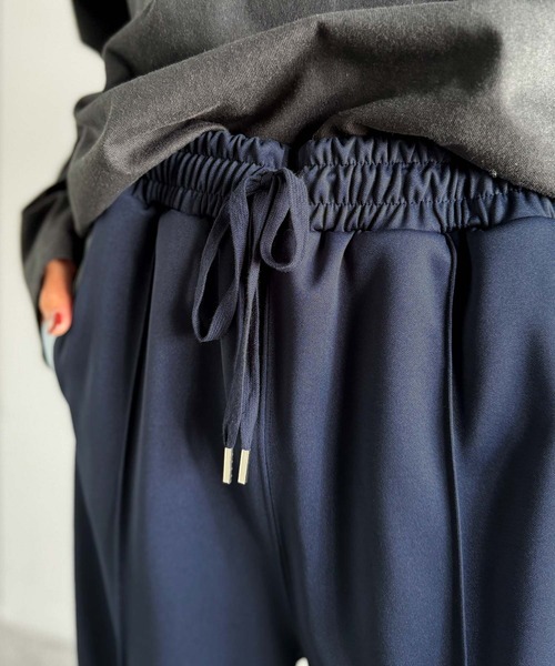 Java（ジャバ）の「《JaVaジャバコラボ》カップルコーデにも◎ラインで魅せる軽快スタイル。サイドラインロゴ刺繍トラックパンツ（ウエストゴム）（その他パンツ・メンズ・ネイビー/ブラック/アイボリー・LARGE/MEDIUM/X-LARGE）」の17枚目の写真