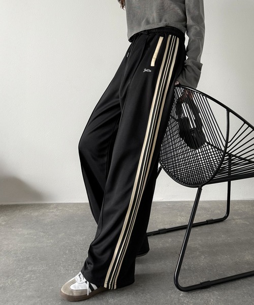 Java（ジャバ）の「《JaVaジャバコラボ》カップルコーデにも◎ラインで魅せる軽快スタイル。サイドラインロゴ刺繍トラックパンツ（ウエストゴム）（その他パンツ・メンズ・ネイビー/ブラック/アイボリー・LARGE/MEDIUM/X-LARGE）」の5枚目の写真