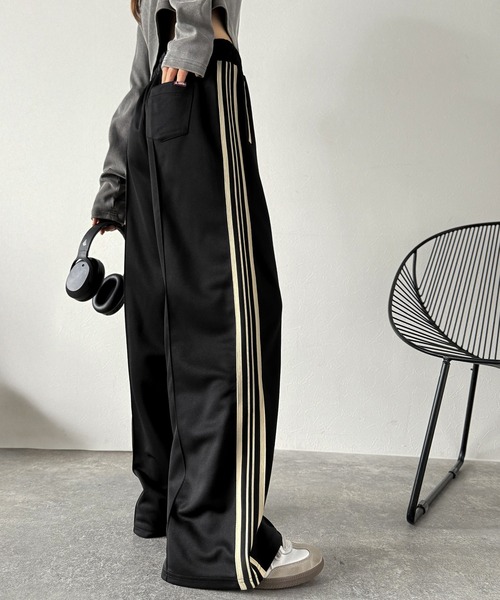 Java（ジャバ）の「《JaVaジャバコラボ》カップルコーデにも◎ラインで魅せる軽快スタイル。サイドラインロゴ刺繍トラックパンツ（ウエストゴム）（その他パンツ・メンズ・ネイビー/ブラック/アイボリー・LARGE/MEDIUM/X-LARGE）」の10枚目の写真