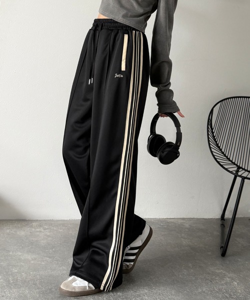 Java（ジャバ）の「《JaVaジャバコラボ》カップルコーデにも◎ラインで魅せる軽快スタイル。サイドラインロゴ刺繍トラックパンツ（ウエストゴム）（その他パンツ・メンズ・ネイビー/ブラック/アイボリー・LARGE/MEDIUM/X-LARGE）」の22枚目の写真