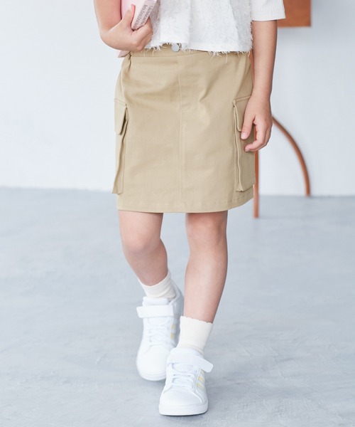ROPE' PICNIC（ロペピクニック）の「【KIDS/キッズ】インパンツ付きストレッチカーゴミニスカート（スカート・キッズ・ベージュ/ブラック・S/L/M）」の2枚目の写真