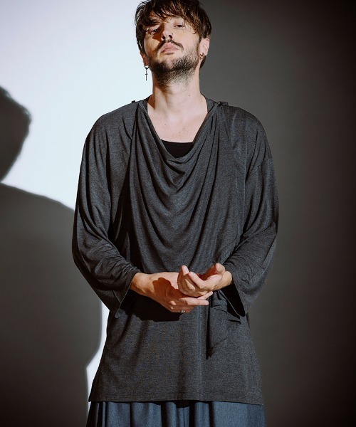 NO ID.(ノーアイディ)の「mlt5346-フリルストールディープV-N-T カットソー(Tシャツ/カットソー・メンズ・ダークグレー/ホワイト/ブラック・ONE SIZE)」の22枚目の写真