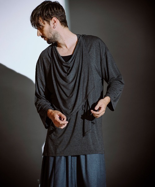 NO ID.(ノーアイディ)の「mlt5346-フリルストールディープV-N-T カットソー(Tシャツ/カットソー・メンズ・ダークグレー/ホワイト/ブラック・ONE SIZE)」の16枚目の写真