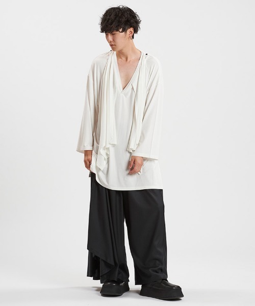 NO ID.(ノーアイディ)の「mlt5346-フリルストールディープV-N-T カットソー(Tシャツ/カットソー・メンズ・ダークグレー/ホワイト/ブラック・ONE SIZE)」の21枚目の写真