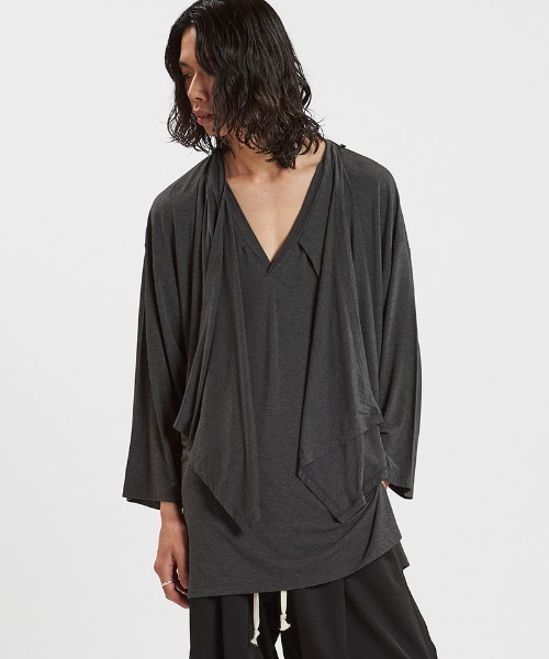 NO ID.(ノーアイディ)の「mlt5346-フリルストールディープV-N-T カットソー(Tシャツ/カットソー・メンズ・ダークグレー/ホワイト/ブラック・ONE SIZE)」の11枚目の写真